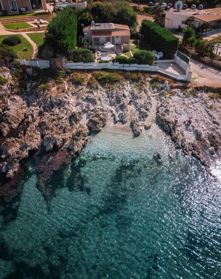 Neptune Sea House - Beachfront Agios Spyridon  Buitenkant foto