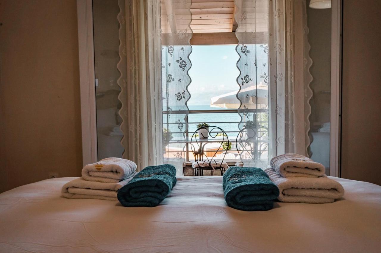 Neptune Sea House - Beachfront Agios Spyridon  Buitenkant foto