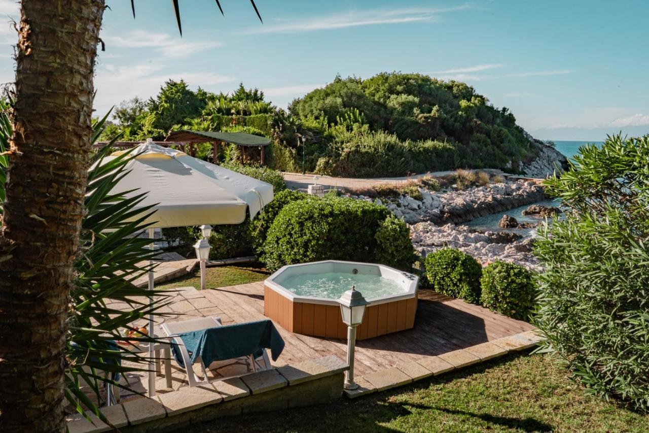 Neptune Sea House - Beachfront Agios Spyridon  Buitenkant foto